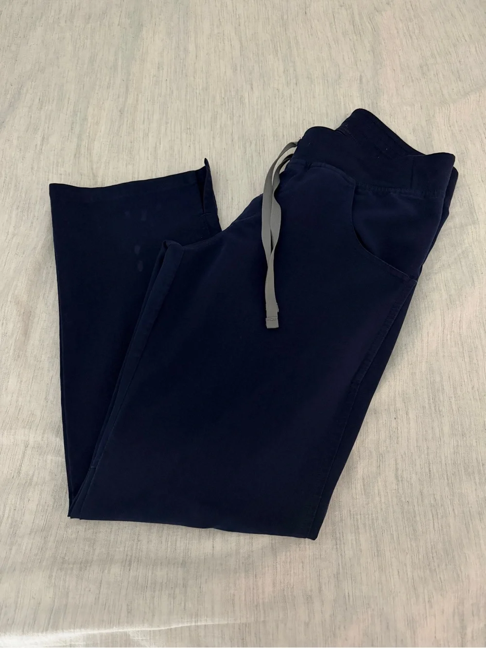 FIGS Women’s Kade™ Cargo Scrub Pants Navy Small Petite - Picture 2 of 9